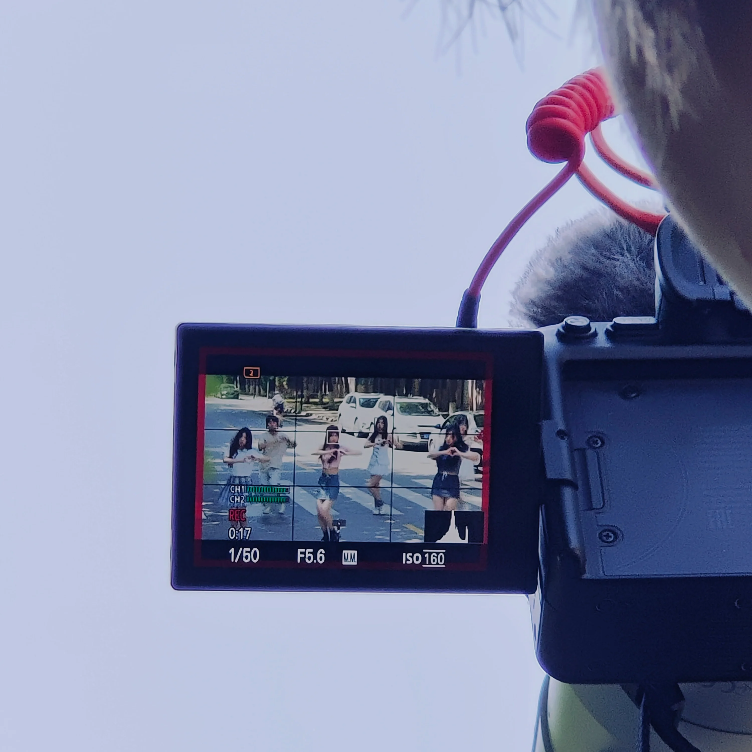 在学校融媒体中心参与拍摄